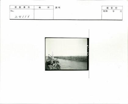 河上航行与岸边散步.jpg
