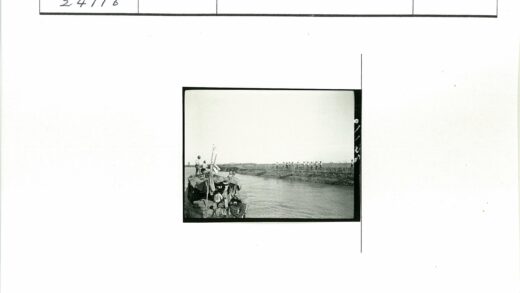 河上航行与岸边散步.jpg