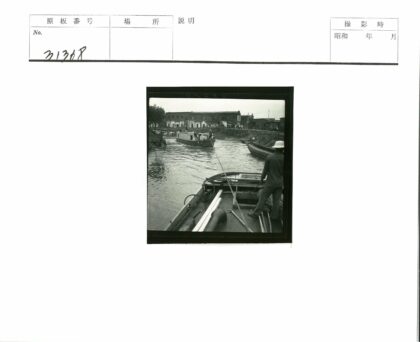 河上船与岸景.jpg