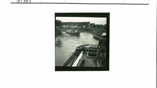 河上船与岸景.jpg