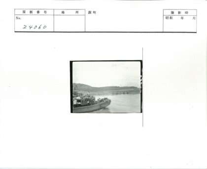 河上船两人山丘背景.jpg