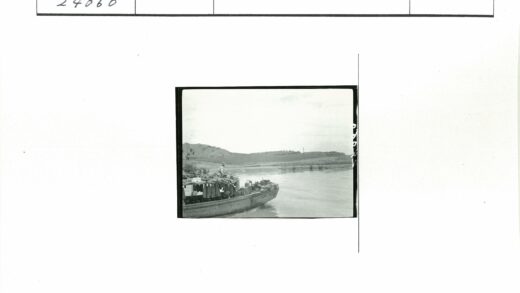 河上船两人山丘背景.jpg