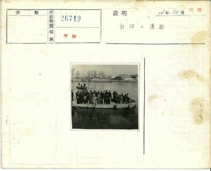 河上船只与岸边风景.jpg