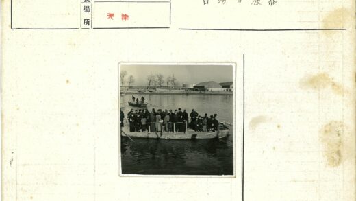 河上船只与岸边风景.jpg