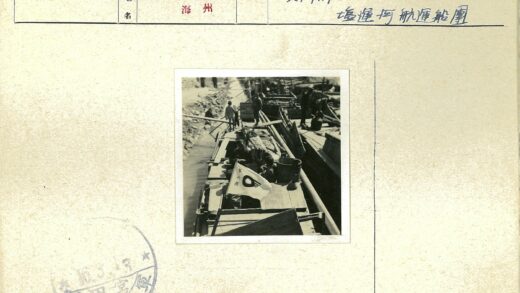 河上船只工作旗帜黑白照.jpg