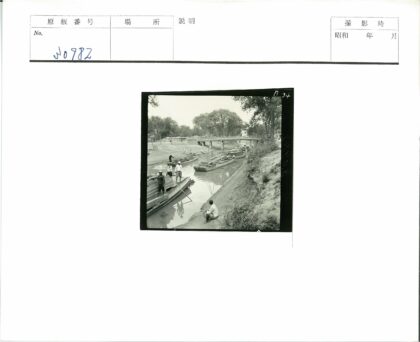 河上船只运输与桥梁风光.jpg