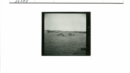 河上船影与城市山景.jpg