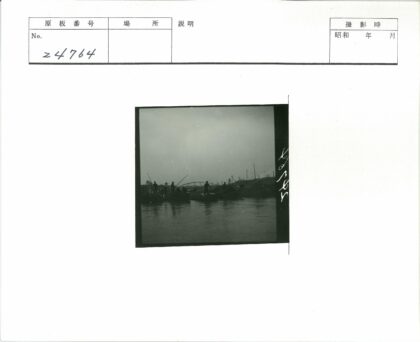 河上船影与城市桥景.jpg