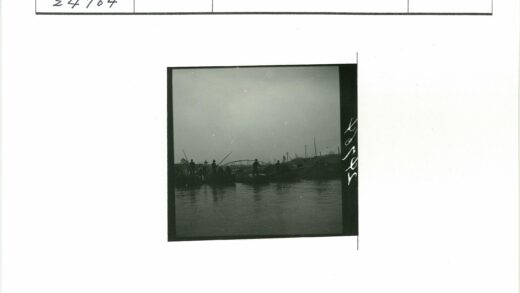 河上船影与城市桥景.jpg