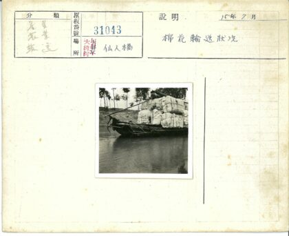 河上货船与岸树风景.jpg