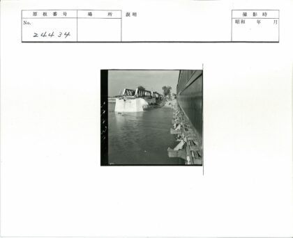 河上铁路桥与木结构树木背景.jpg