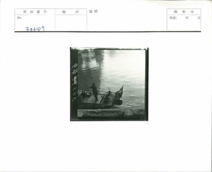 河中小船与桥景.jpg