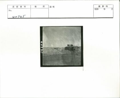 河堤马车与干涸河床.jpg