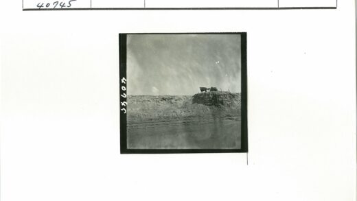 河堤马车与干涸河床.jpg