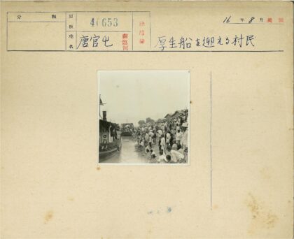 河岸人群与棚屋阴天景色.jpg