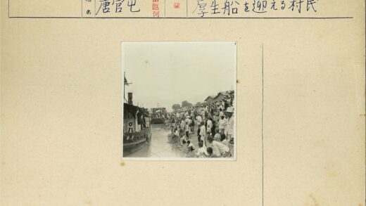 河岸人群与棚屋阴天景色.jpg