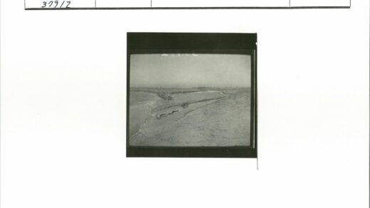 河岸侵蚀沙地与远树晴空.jpg