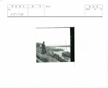 河岸俯瞰繁忙港口帆船.jpg