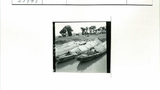 河岸停泊的带篷船.jpg