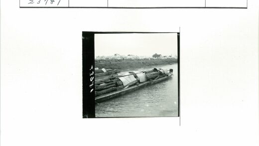 河岸停泊的木材运输船.jpg
