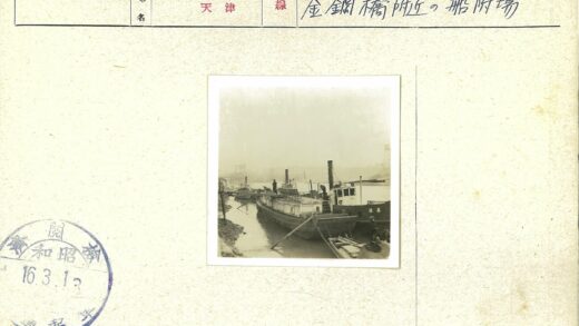 河岸停泊船只与工业塔楼.jpg