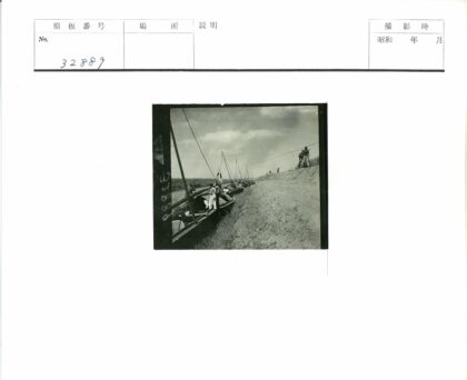 河岸停泊船只人群.jpg