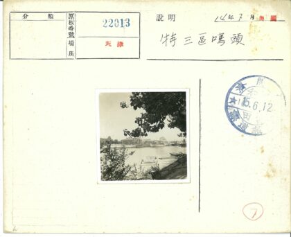 河岸停船与垂枝风光.jpg