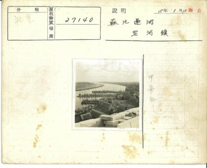 河岸停船与城市风光.jpg