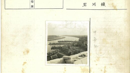 河岸停船与城市风光.jpg