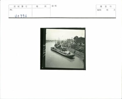 河岸停船与城市风光.jpg