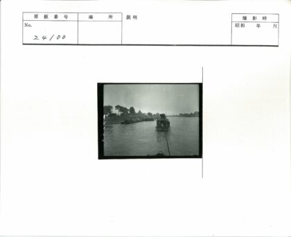 河岸停船与城市风光.jpg