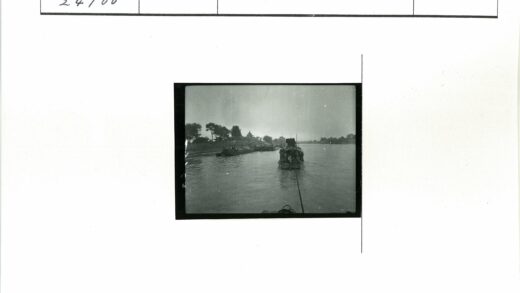 河岸停船与城市风光.jpg