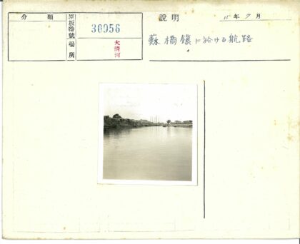 河岸停船与建筑风光.jpg
