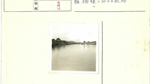河岸停船与建筑风光.jpg