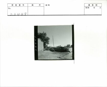 河岸停船与建筑风光.jpg