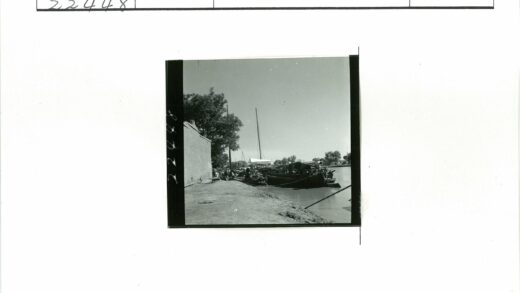 河岸停船与建筑风光.jpg