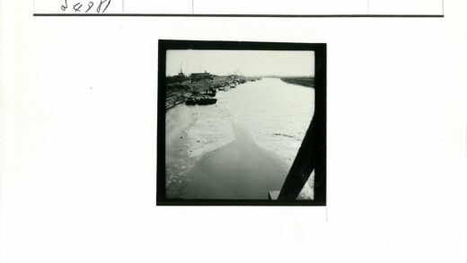 河岸停船与建筑风景.jpg