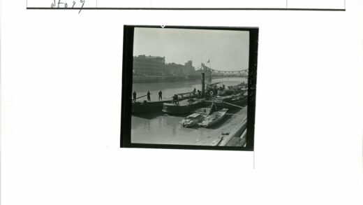 河岸停船与桥梁风景.jpg