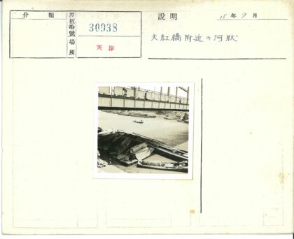 河岸停船划桨老时光.jpg