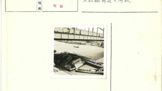 河岸停船划桨老时光.jpg