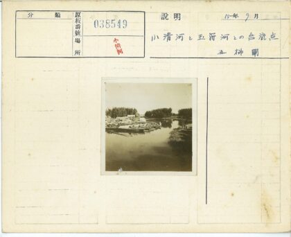河岸停船绿树行人景.jpg