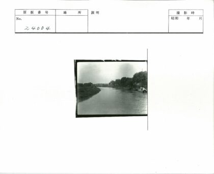 河岸停船绿树远楼风光.jpg