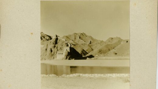 河岸历史建筑山地风光.jpg