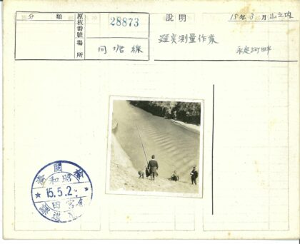 河岸垂钓的孩子与狗.jpg