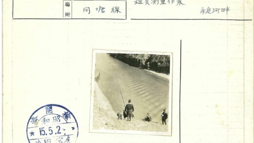 河岸垂钓的孩子与狗.jpg
