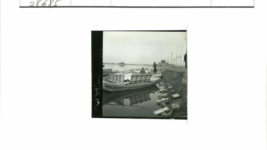河岸小木船与建筑倒影.jpg