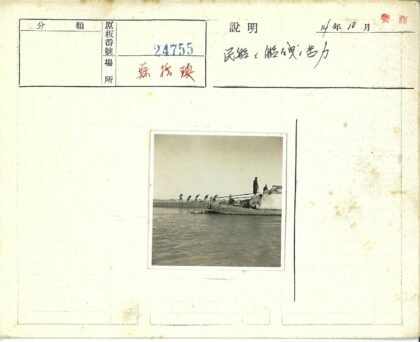 河岸工人与满载包裹的船.jpg