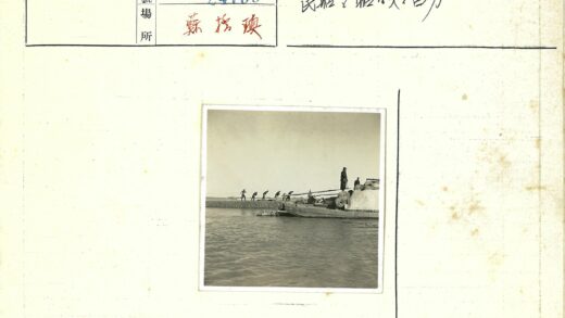 河岸工人与满载包裹的船.jpg