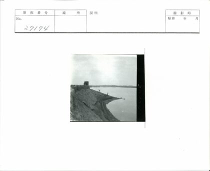河岸巨石建筑与晴空远景.jpg