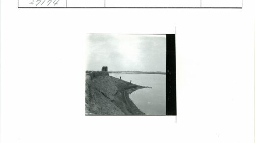 河岸巨石建筑与晴空远景.jpg